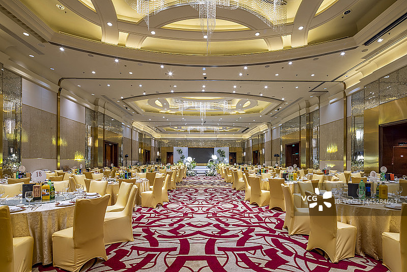 豪华酒店布置整齐的婚礼宴会厅图片素材