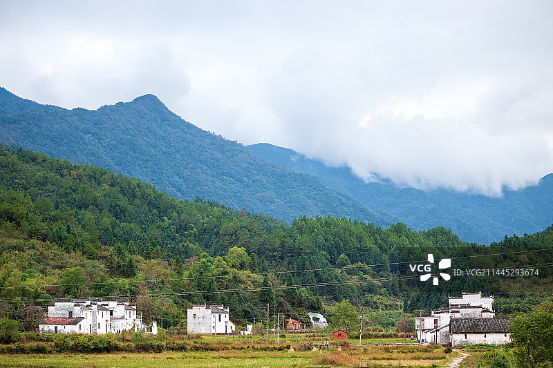 江西婺源山谷里面的山庄图片素材