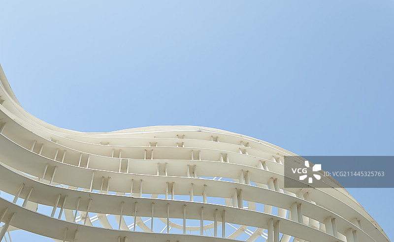蓝天, 办公楼白色线条屋顶图片素材