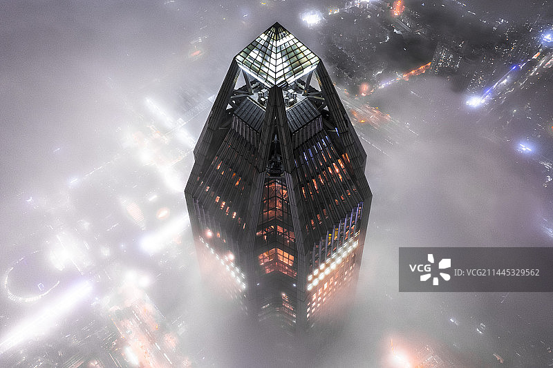 航拍云雾中的深圳平安大厦图片素材