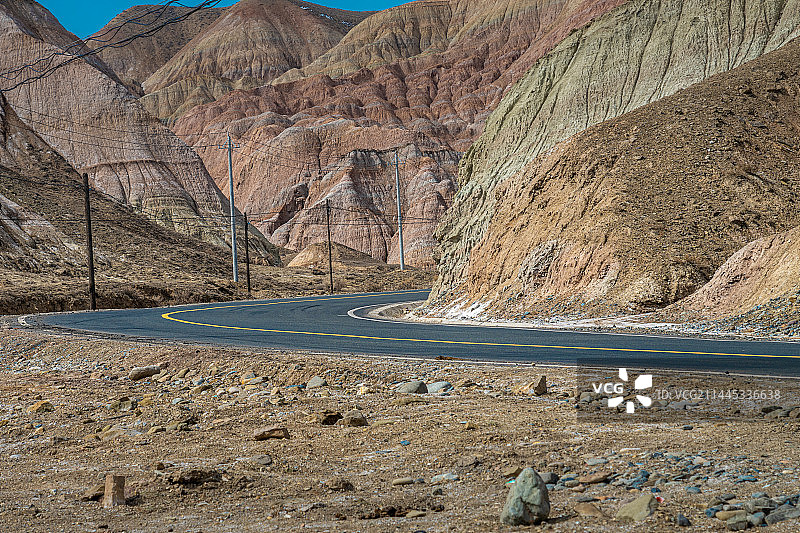 暴风雨前 阴云下的 新疆 省道s101  硫磺沟 百里丹霞 公路 独山子大峡谷图片素材