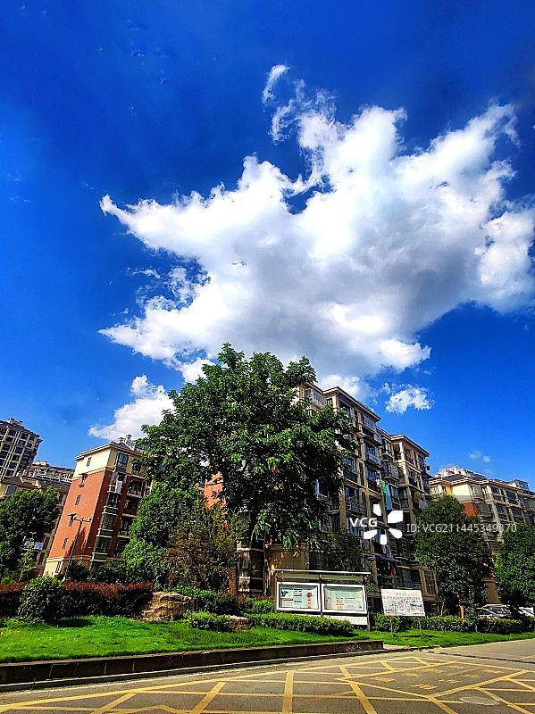 山城夏日云天图片素材