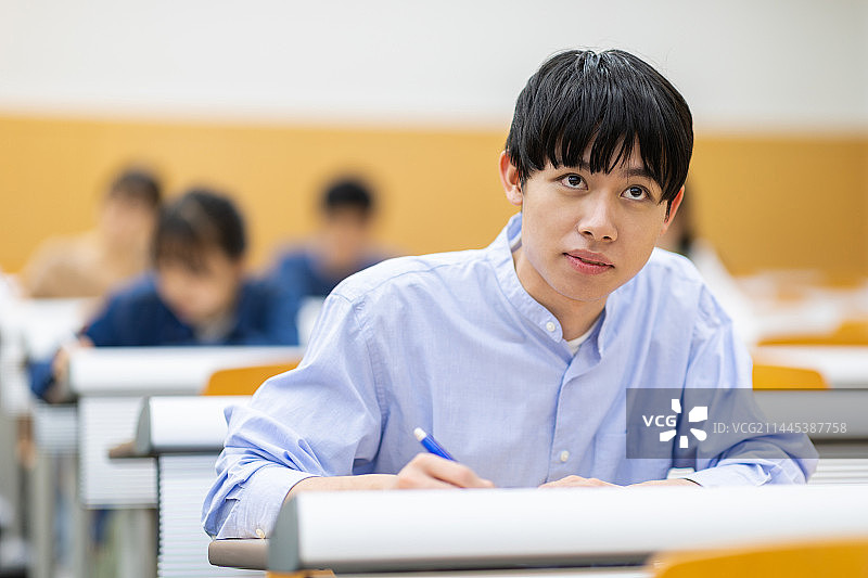 正在听讲座的大学生图片素材