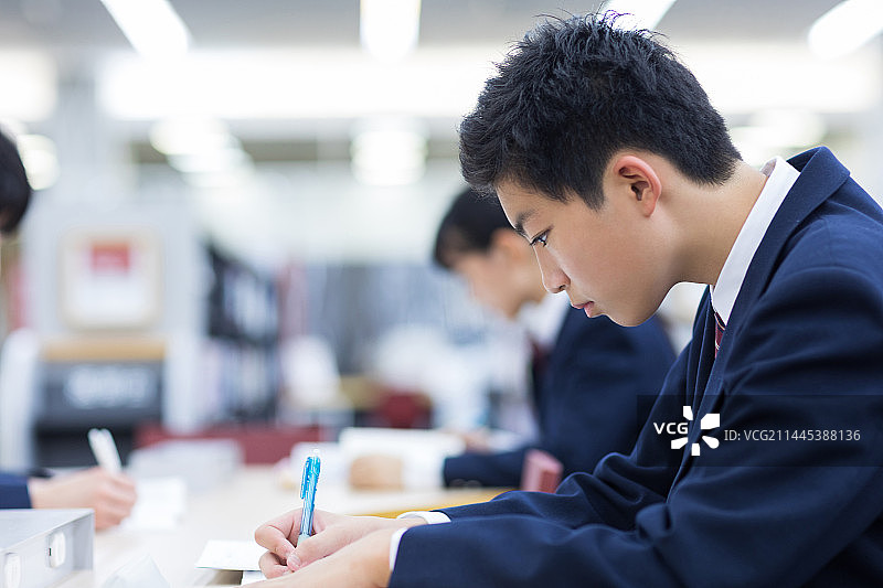 学习中的学生图片素材