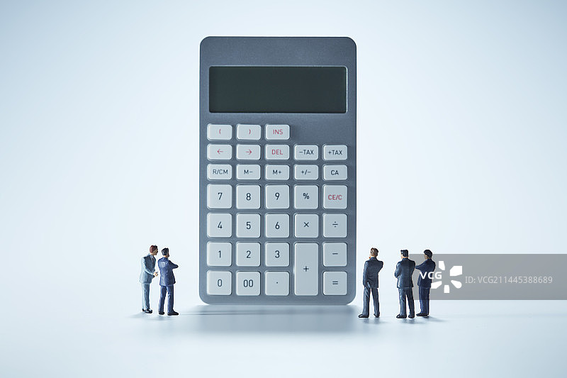 拿着计算器的小型商人图片素材