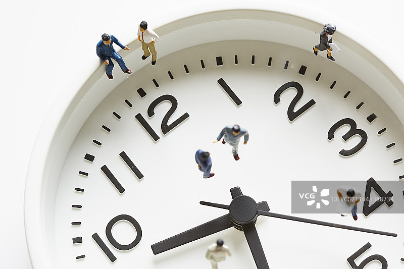 时钟上的迷你商人图片素材