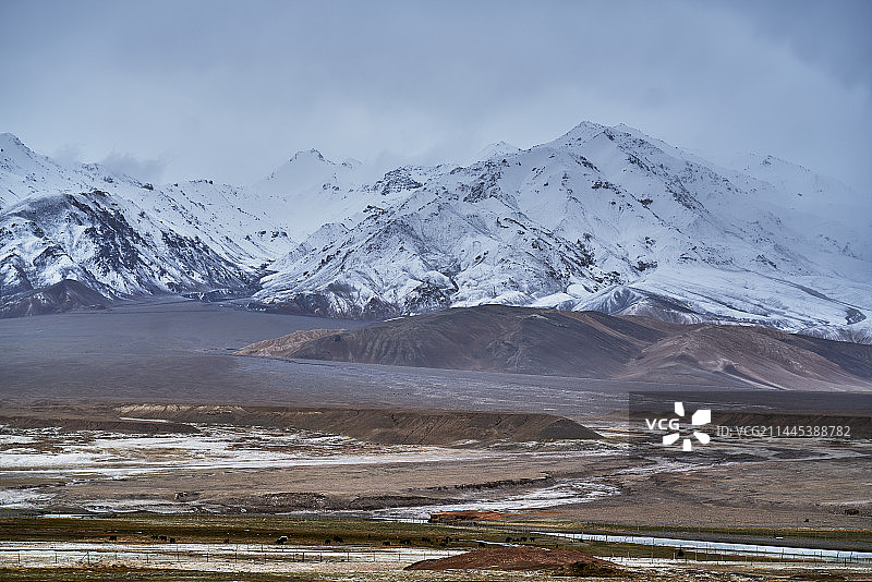 雪山下的火山口图片素材
