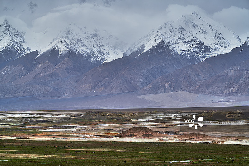 雪山下的火山口图片素材