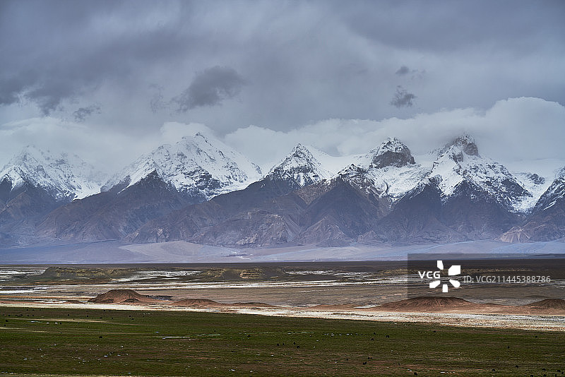 雪山下的火山口图片素材