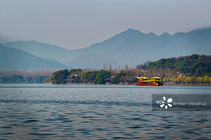 西湖湖面上行驶的游船图片素材