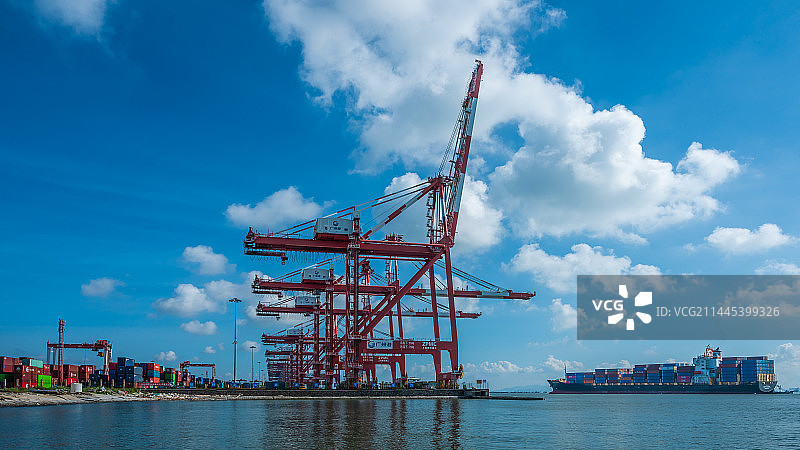 广州南沙港集装箱货柜码头港口远洋船舶图片素材