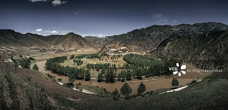 尕丁寺与澜沧江曲子河图片素材