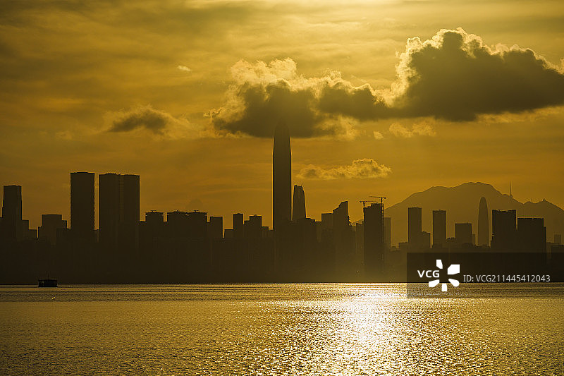 日出时建筑物对天的海景图片素材