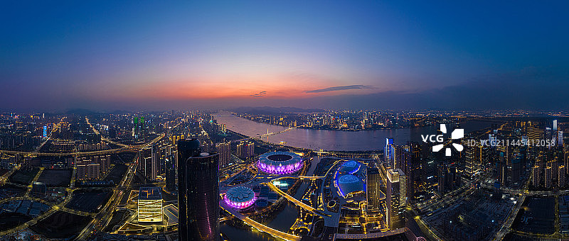 航拍杭州奥体中心、钱塘江、钱江新城夜景风光图片素材