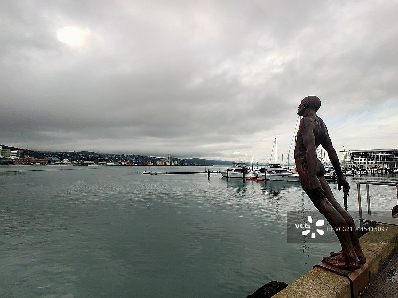 惠灵顿港风中的藉慰雕像图片素材