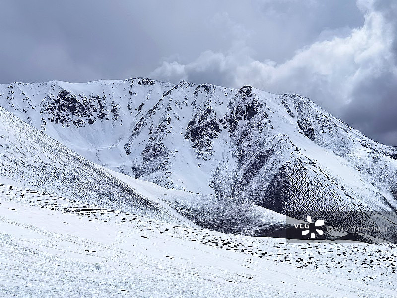 盘龙古道边的雪山图片素材