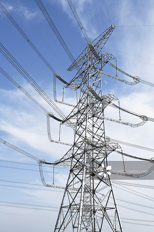 山东枣庄山亭区1000千伏特高压输电线路图片素材