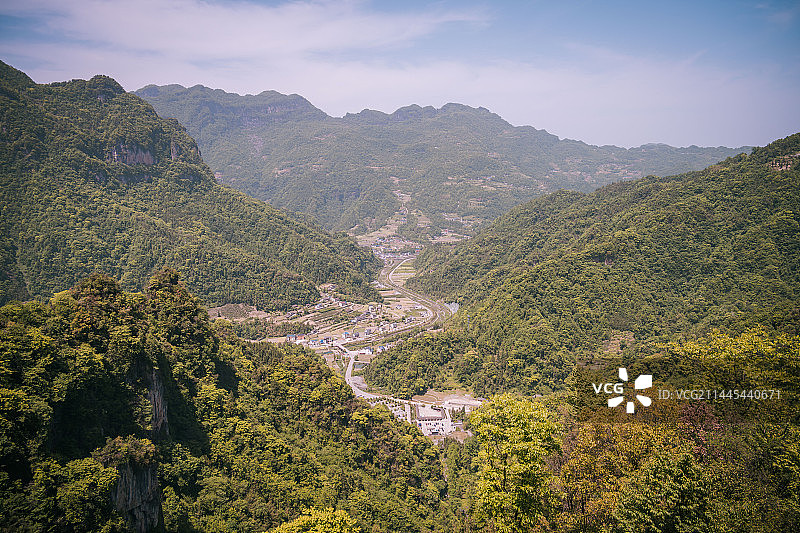 宜昌长阳县清江方山景区-群山环抱的村镇图片素材