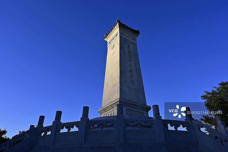 蓝天映衬下的天津宁园“革命烈士纪念碑”低视角视图图片素材