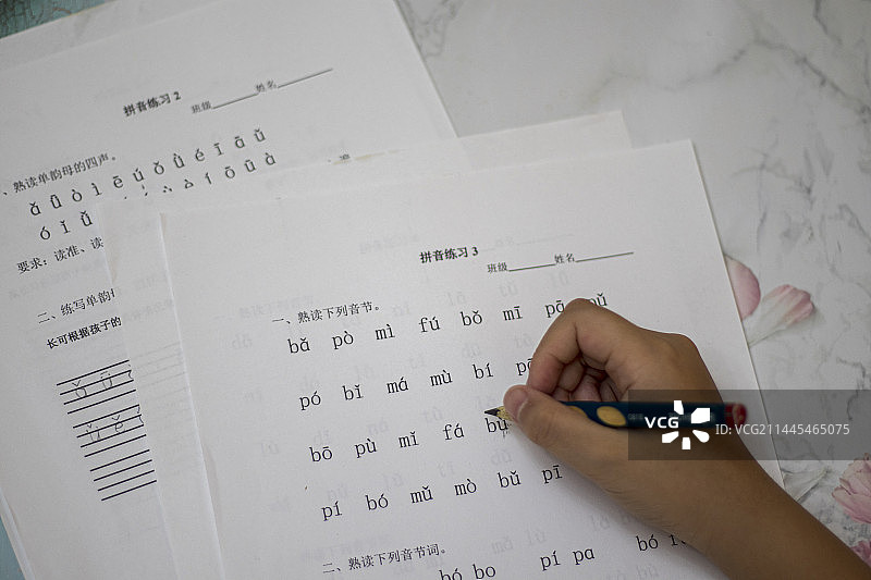 学习汉语拼音的儿童手部特写图片素材