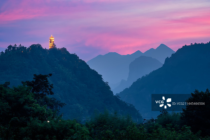 即将蓝调时的雁荡山仙溪古镇章纶弘塔图片素材