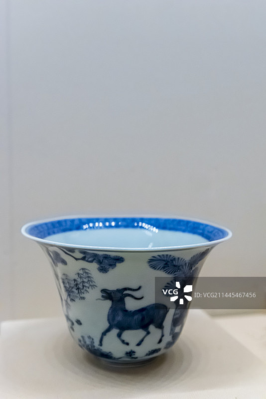 北京中国国家博物馆，青花三阳开泰仰钟式杯，明图片素材