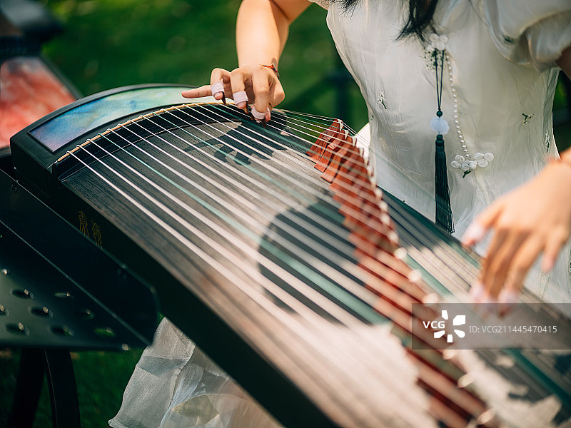 古筝演奏特写图片素材