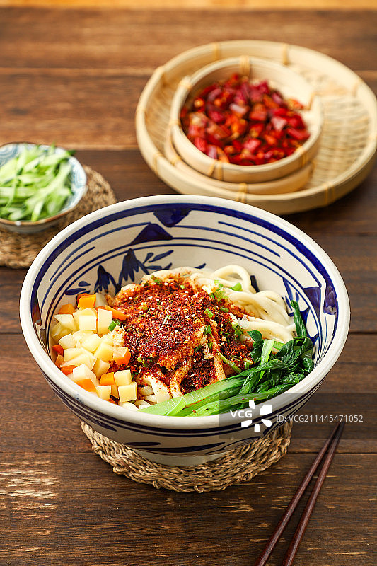 放在桌子上的油泼面图片素材