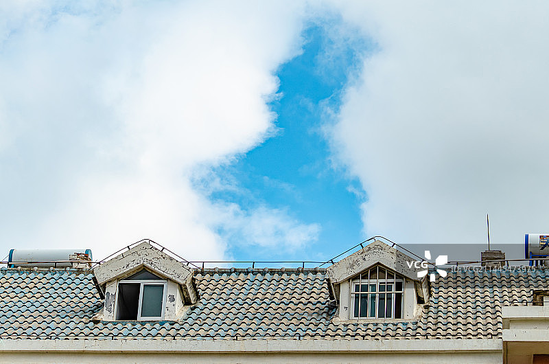 中国城市建筑拍摄主题，蓝色的天空和居住区住宅楼房的阁楼，户外无人图像摄影图片素材