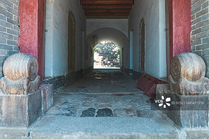 中国传统文化拍摄主题，山东泰安泰山景区，关帝庙城门走廊和门口的抱鼓石装饰物，户外白昼无人图像摄影图片素材