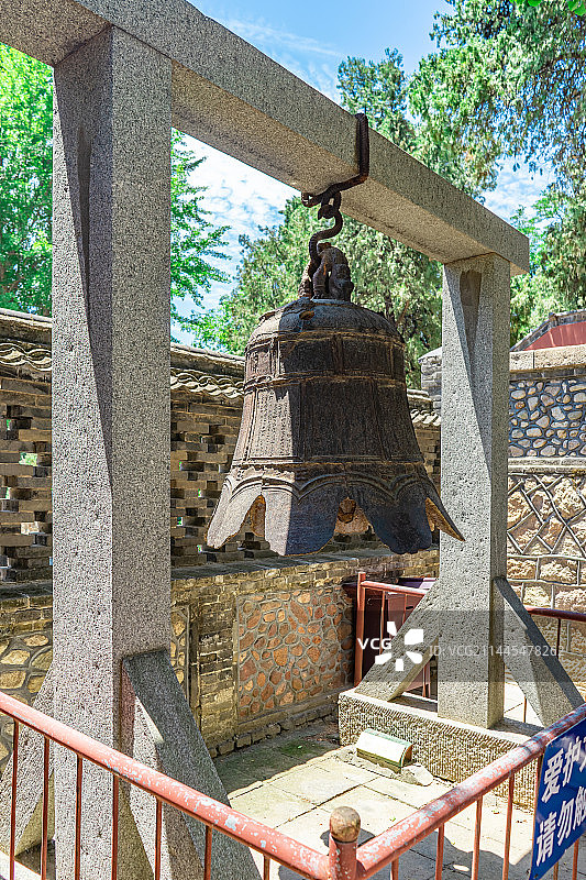 中国山东泰安市著名旅游景点泰山5A级风景区，王母池里的铸铁大钟，户外白昼无人图像摄影图片素材
