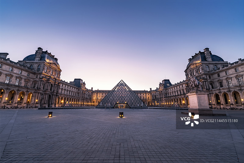 法国巴黎卢浮宫清晨图片素材