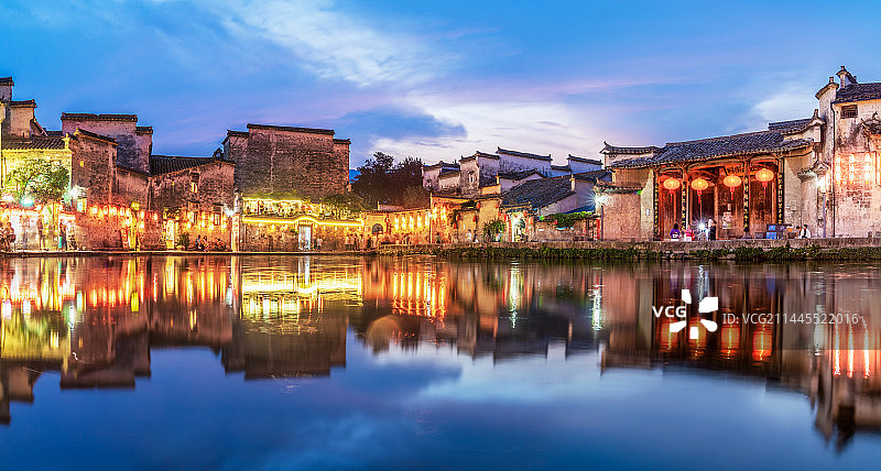 安徽省宏村景区月沼古建筑倒影蓝调时刻图片素材