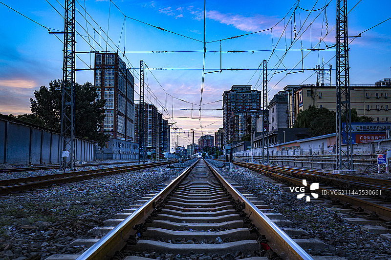 城市中的铁轨延长线图片素材