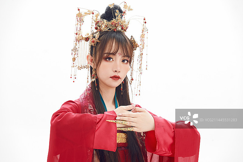 白色背景下身穿大唐风韵女性古装造型图片素材