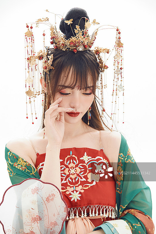 白色背景下身穿大唐风韵女性古装造型图片素材