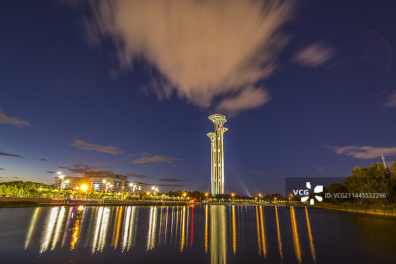 灯火霓虹中的北京奥林匹克塔图片素材