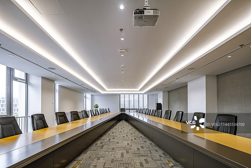 现代豪华大气会议室V型会议桌图片素材