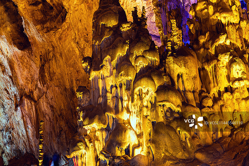 猛虎下山--贵州毕节织金洞塔状棕榈状石笋群图片素材