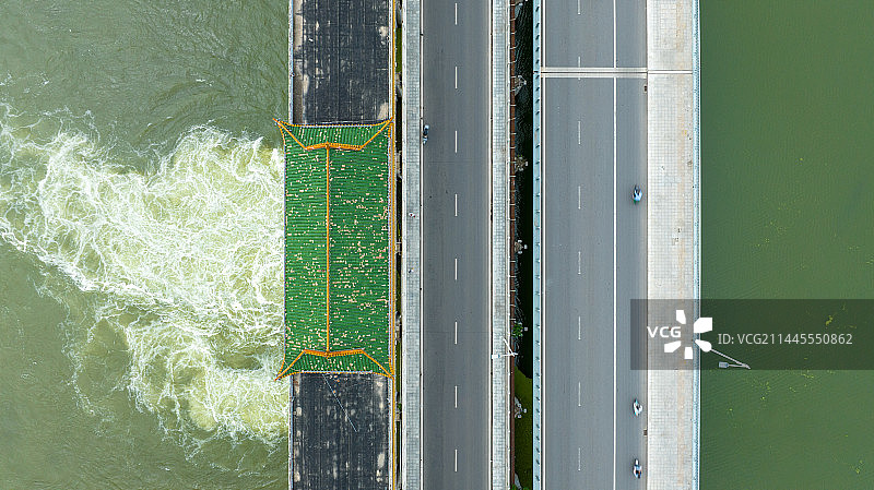 航拍河南周口沙颍河大闸放水场景图片素材