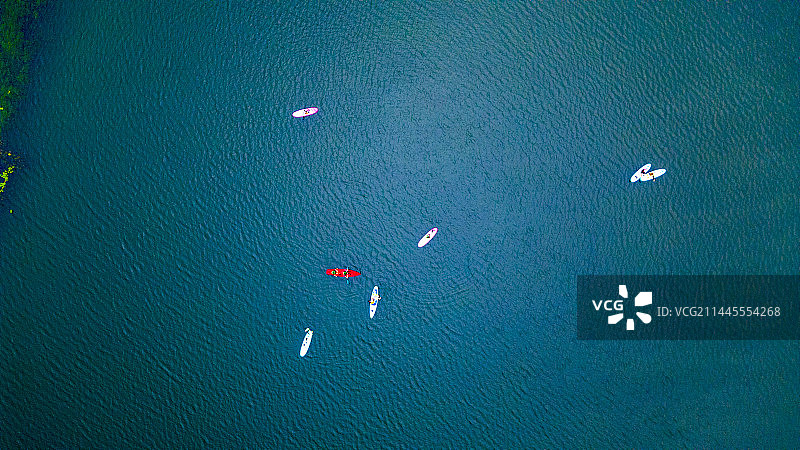 夏日水上皮划艇桨板运动图片素材