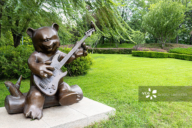 适合举办夏日户外音乐会的地方：北京海淀区西二旗中关村软件园立有小熊弹琴铜像的草坪图片素材