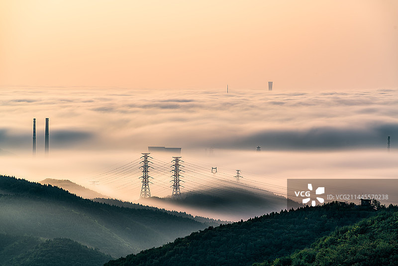 日出时北京雨后城市云海平流雾图片素材