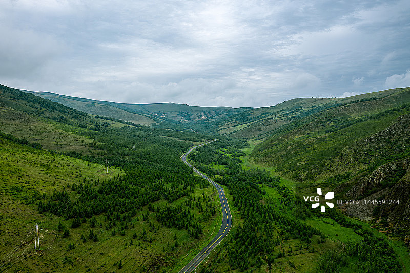 航拍赤峰市克什克腾旗热阿线大兴安岭黄岗梁山谷道路图片素材