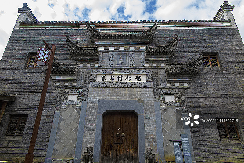 中国贵州黔南瓮安县猴场镇草堂千年古邑旅游区，草堂古邑国际旅游度假区，草堂古镇，候场彩色的油纸伞，图片素材