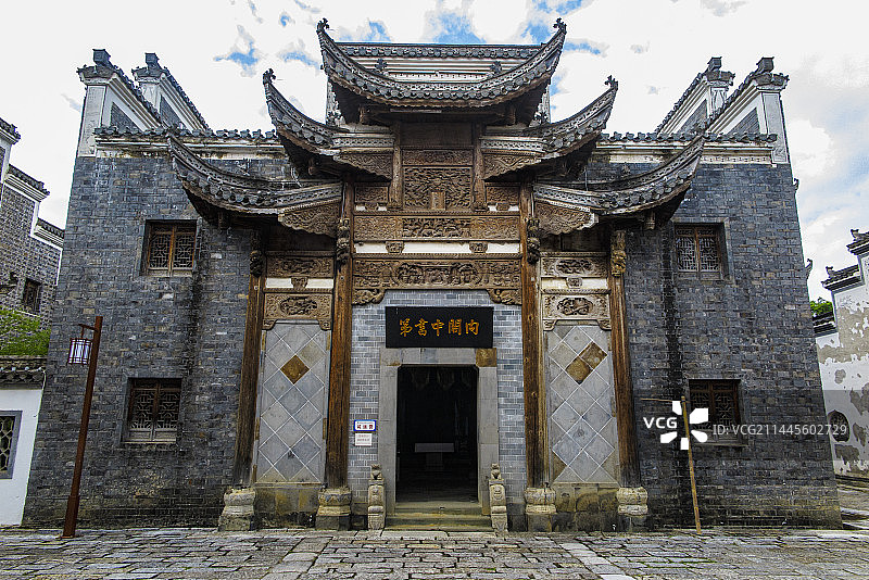 中国贵州黔南瓮安县猴场镇草堂千年古邑旅游区，草堂古邑国际旅游度假区，草堂古镇，候场彩色的油纸伞，图片素材