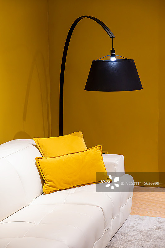室内现代灯下的白色沙发和黄色抱枕图片素材