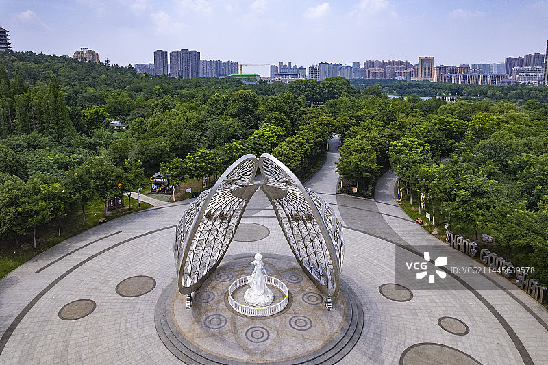 安徽蚌埠张公山公园雕塑珍珠女夏日航拍图片素材
