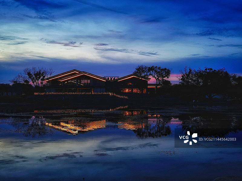 蓝调时间拍摄穿山公园晚霞图片素材