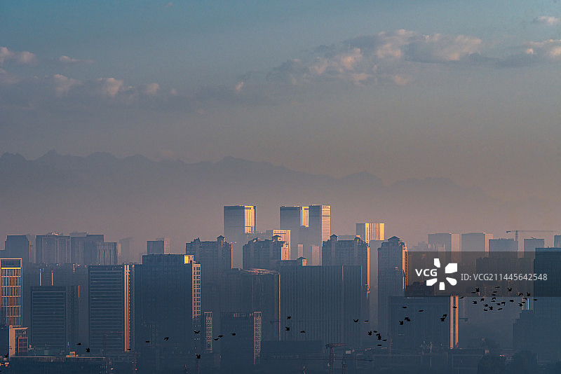 成都IFS国际金融中心雪山晨雾图片素材